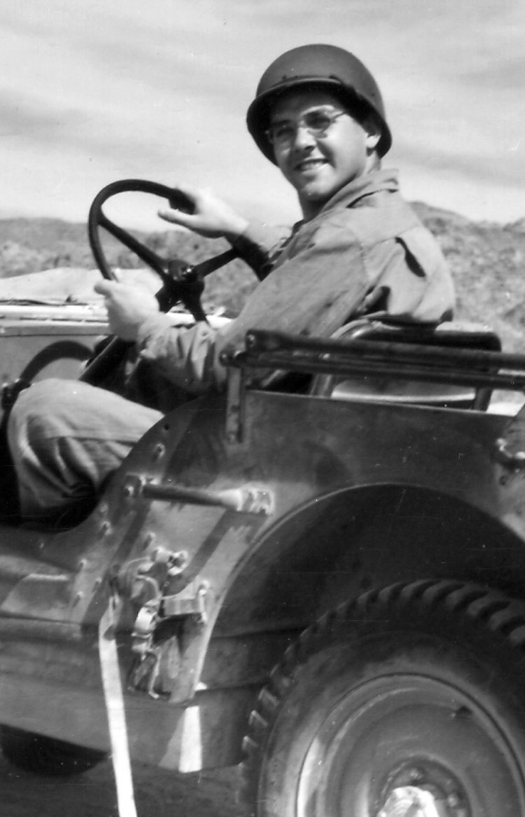 Ardean R. Miller III in einem Militärjeep.
Fotograf unbekannt, 1944
Privatbesitz