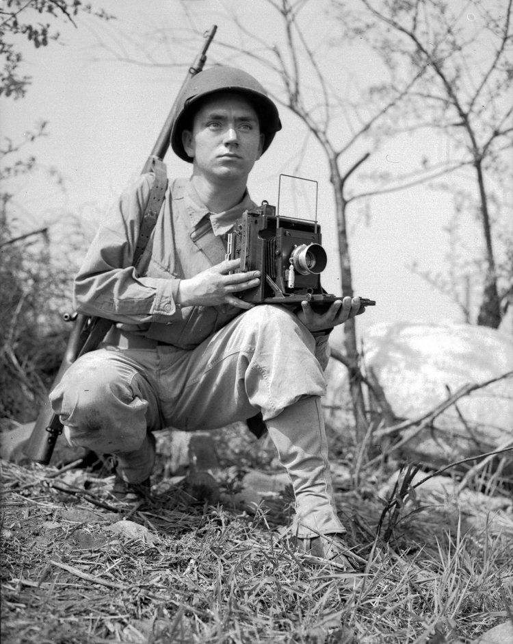 Louis Nemeth mit einer Speed Graphic-Kamera.
Fotograf unbekannt, 1945
Sammlung Gedenkstätte Buchenwald