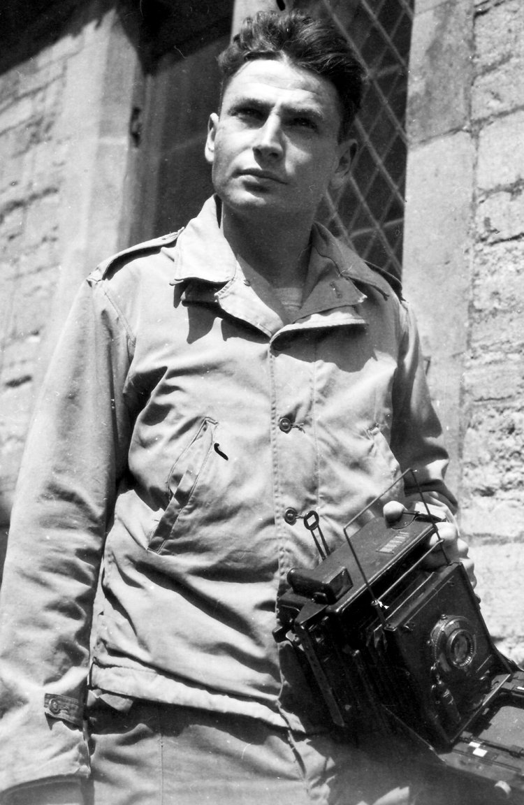 Donald R. Ornitz mit einer Speed Graphic-Kamera.
Fotograf unbekannt, März 1945
Privatbesitz