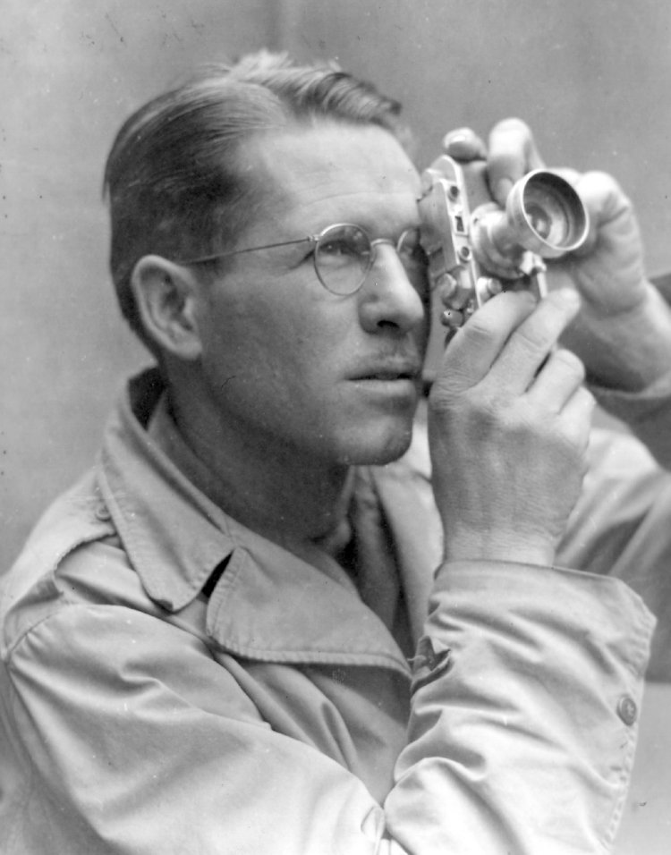 John Edwin Thierman mit seiner Leica.
Fotograf unbekannt, November 1944
Sammlung Gedenkstätte Buchenwald