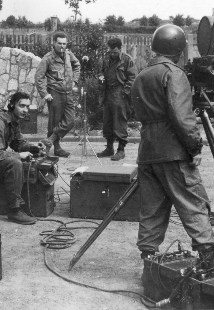 Angehörige der 165th Signal Photographic Company bei der Tonprobe für eine Filmaufnahme in Verviers/Belgien.
John E. Thierman, U.S. Signal Corps, Oktober 1944
Sammlung Gedenkstätte Buchenwald